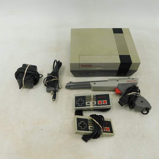 Nintendo NES w/ Controller + Wires Untested image number 1