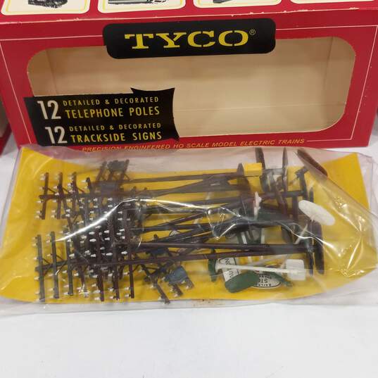 Bundle of Tyco Train Cars, Train Tracks & Accessories image number 5