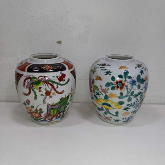 Bundle of 4 Assorted Porcelain Vases image number 3