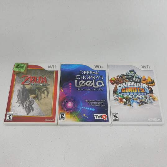 Nintendo Wii W/ 2 Controllers and 3 Games image number 11