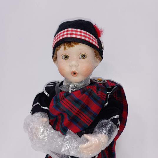 Danbury Mint Porcelain Doll-1994 "Ian" Bagpiper By Karen Scott IOB image number 3