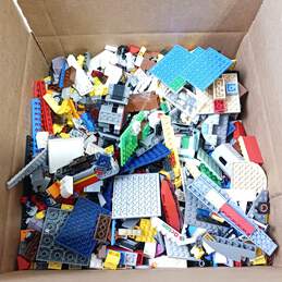 8.55 lbs Bulk Assorted LEGO Bricks alternative image