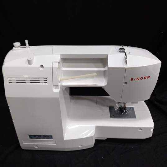 White Singer Fashion Mate 5560 Sewing Machine image number 3