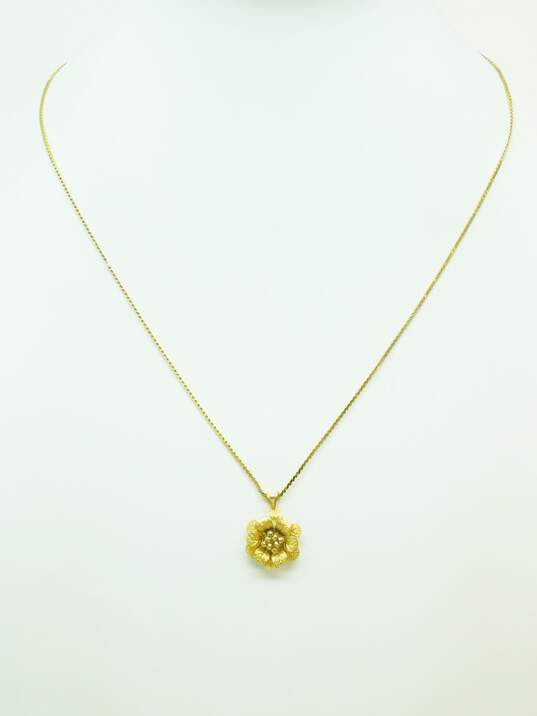 Vintage Crown Trifari Gold Tone Flower Pendant Necklace 3.3g image number 2