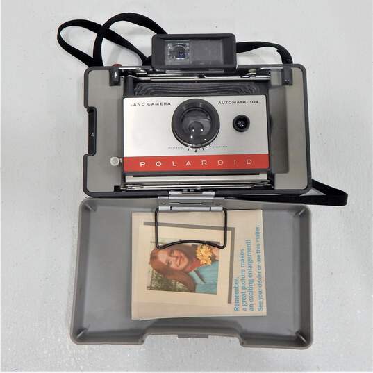 Vintage Polaroid Land Camera 104 w/ Flash Bulbs, Manuals & Leather Case Untested image number 2