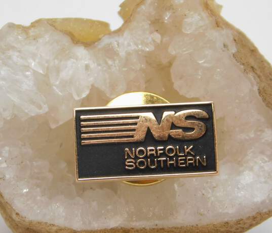 10K Gold Norfolk Southern Black Enamel Rectangle Service Pin 1.7g image number 1