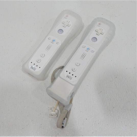 Nintendo Wii w/2 Controllers image number 8