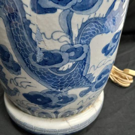 Vintage Asian Blue and White Imperial Dragon Motif Vase Table Lamp image number 4