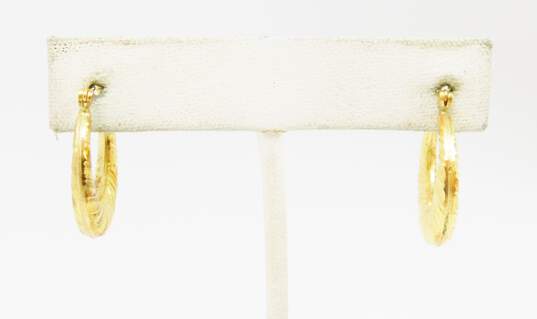 14K Yellow Gold Textured Ridged Hoop Earrings 2.1g image number 2