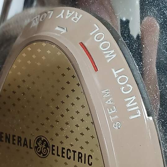 Vintage General Electric Travel Spray Steam Iron Worldwide image number 4