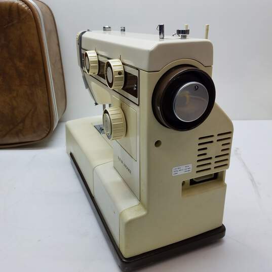 New Home Model 660 Sewing Machine image number 3