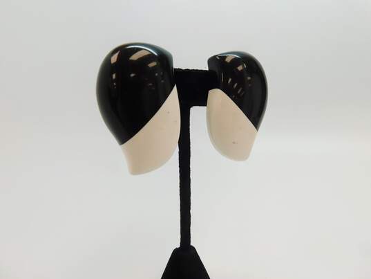 Les Bernard & Vintage Goldtone Black & White Plastic Beaded Layering Necklaces & Abstract Chunky Clip On Earrings 116.7g image number 2
