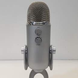 Blue Yeti Professional Multi-Pattern USB Condenser Microphone Silver alternative image