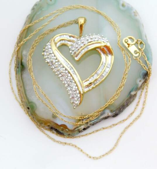10K Yellow Gold 0.70 CTTW Diamond Ribbon Heart Pendant Necklace 3.8g image number 1