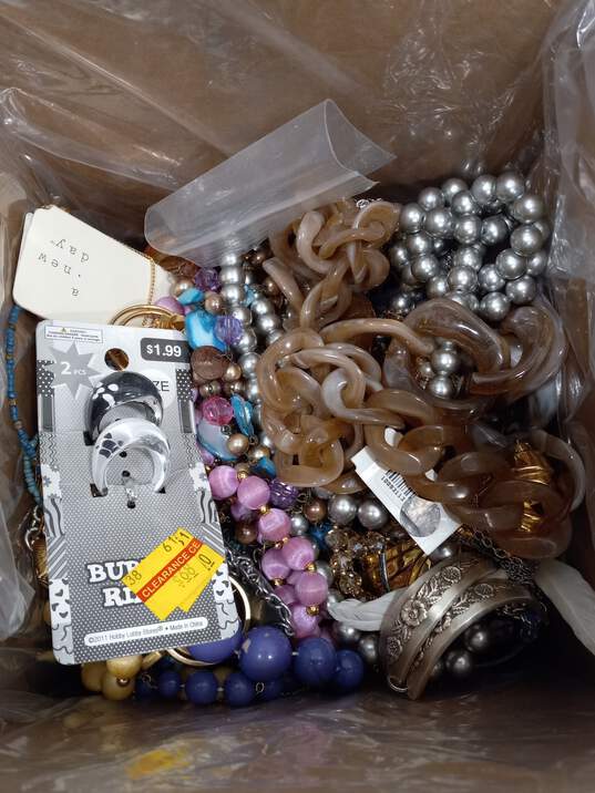 7.70 lbs. Bulk Assorted Costume Jewelry image number 3