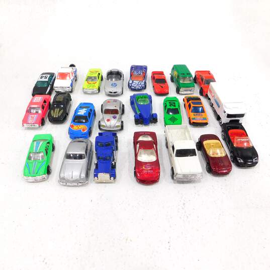 Lot of 60 VTG 1990s & Newer Die Cast Toy Cars Hot Wheels Matchbox Majorette & more image number 2