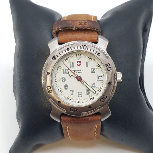 Swiss Army 36mm Case Diver with Brown leather strap Men's Stainless Steel Quartz Watch image number 2