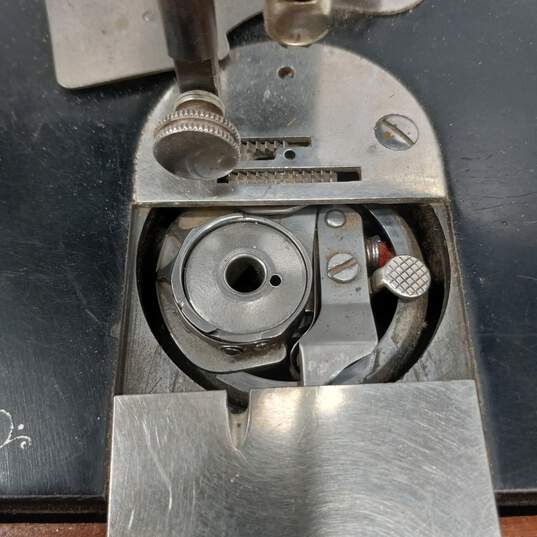 Antique Singer Sewing Machine/Case image number 6