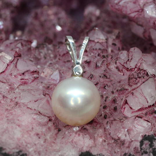 14K White Gold Pearl Emerald Accent Pendant - 0.8g image number 2