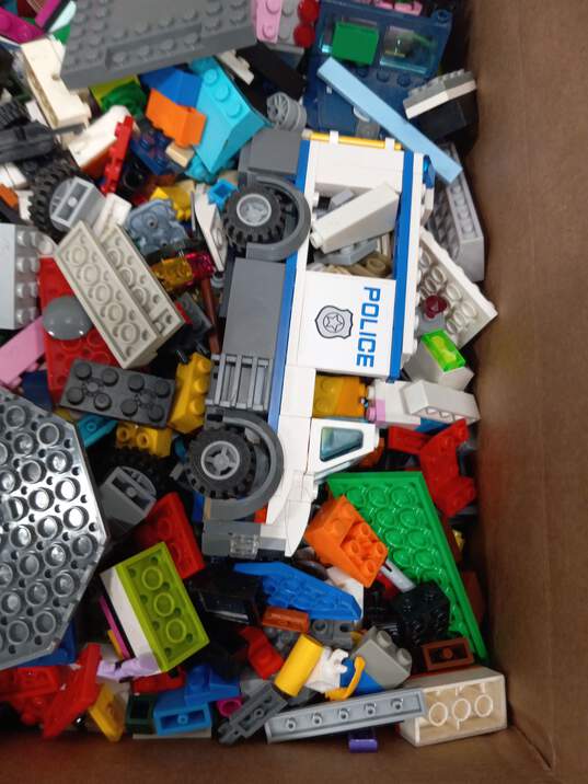 9.5lb Lot of Assorted Building Bricks and Blocks image number 5