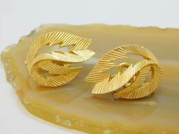 Vintage Crown Trifari Goldtone Brushed Ridged Abstract Leaf Clip On Earrings 12.3g
