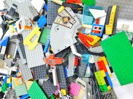 5.2 LBS Assorted VNTG LEGO Bulk Box
