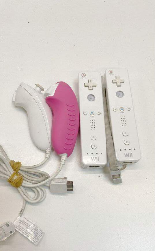 Nintendo Wii Console W/ Accessories image number 7