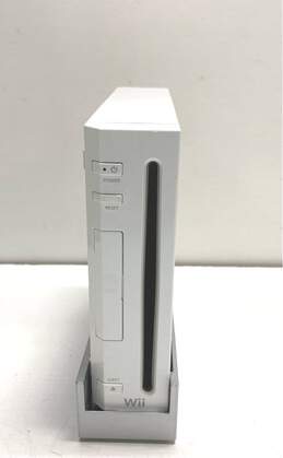 Nintendo Wii Console w/ Game & Accessories- White alternative image