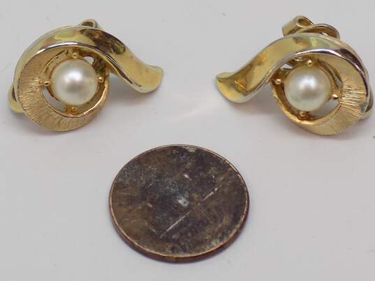 Vintage Crown Trifari Faux Pearl & Gold Tone Swirl Clip-On Earrings 8.3g image number 2