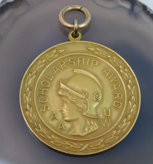 Vintage 10K Yellow Gold AAUW Scholarship Award Medal 13.8g image number 2