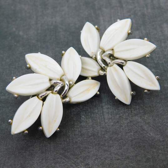 Vintage Crown Trifari Silvertone White Plastic Leaves Cluster Clip On Earrings 17.8g image number 1