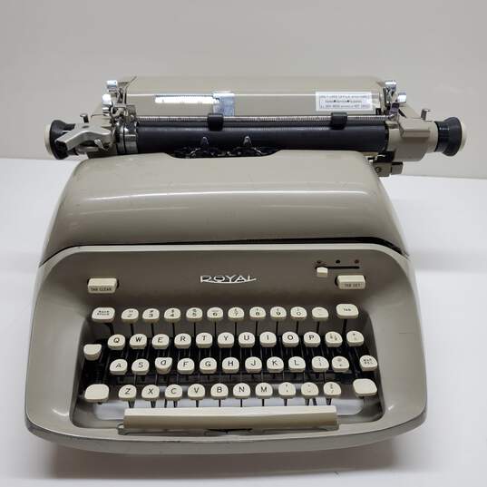 Untested Vintage Royal Typewriter Beige image number 1