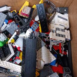 7.6lb Bundle of Assorted Lego Building Bricks and Blocks alternative image