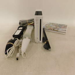 Nintendo Wii  w/3 Games and 2 Controllers