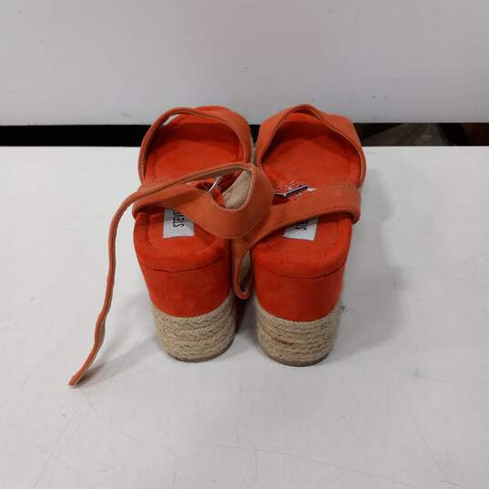 Steve Madden Ladies Orange Wedge Platform Heels Size 5 image number 3