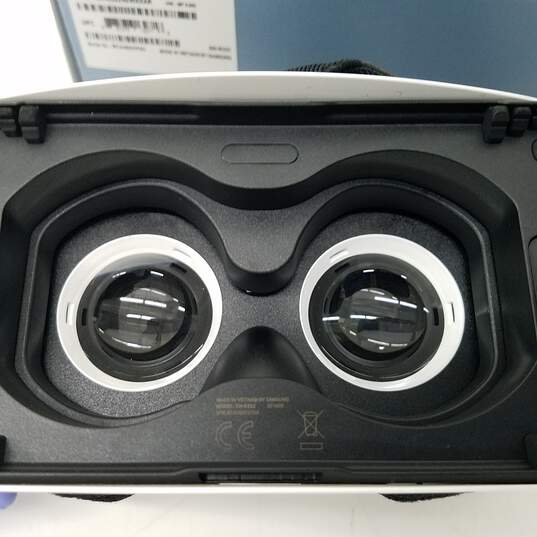 Samsung Gear VR SM-R322 Virtual Reality Headset - Untested IOB image number 2