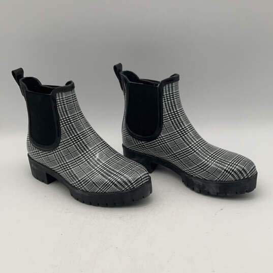 Womens Cloudy Black White Plaid Rubber Block Heel Ankle Rain Boot Size 8 image number 4