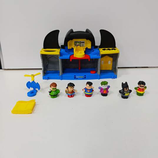 Mattel Fisher-Price Little People DC Comics Batcave Playset w/DC Hero Matching Little People image number 4