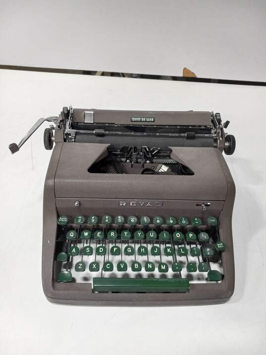 Royal Quiet De Luxe Typewriter For Parts/Repair image number 1