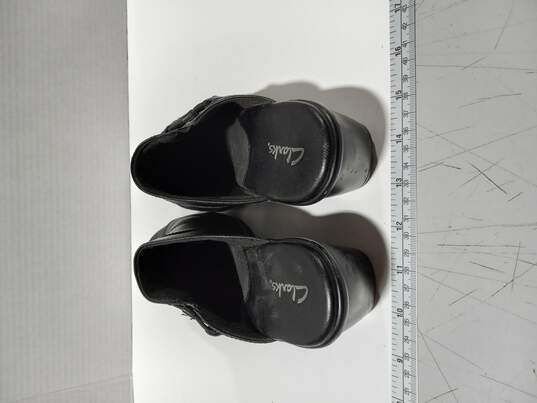 Women's Black Close-Toed Heels Size 8 image number 6