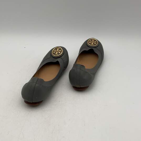 Womens Gray Leather Metal Logo Round Toe Slip On Ballet Flats Size 6.5 M image number 2