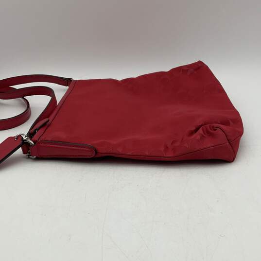 Womens Red Signature Print Adjustable Strap Charm Zipper Crossbody Bag Purse image number 4