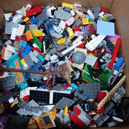 8.3lb Bulk of Assorted Lego Building Bricks and Pieces