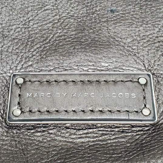 AUTHENTICATED MARC BY MARC JACOBS METALLIC PEWTER SHOULDER HANDBAG 14x12x5 image number 4