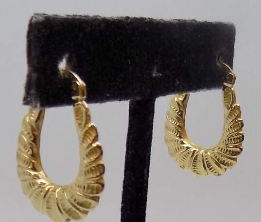 14K Yellow Gold Textured Shrimp Hoop Earrings 2.0g image number 1