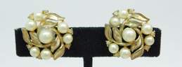 Vintage Patent Pending Crown Trifari Faux Pearl Gold Tone Clip On Earrings 9.5g alternative image