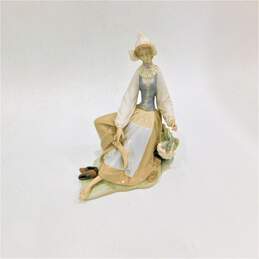 Vintage Lladro Figurine Model 1077 DUTCH GIRL Retired