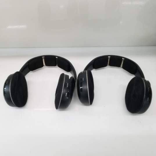 Sennheiser HDR 120 Wireless Headphones with stand P/R image number 2