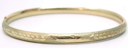 (G) 10K Yellow Gold Etched Leaves & Textured Hinged Bangle Bracelet 4.1g image number 4