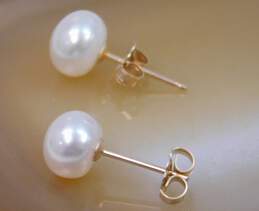 10K Gold White Faux Pearl Stud Post Earrings 0.9g alternative image